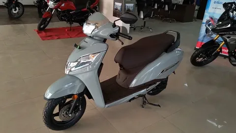Explore Jaipur Your Way: Choose Between Activa and Bullet Rentals